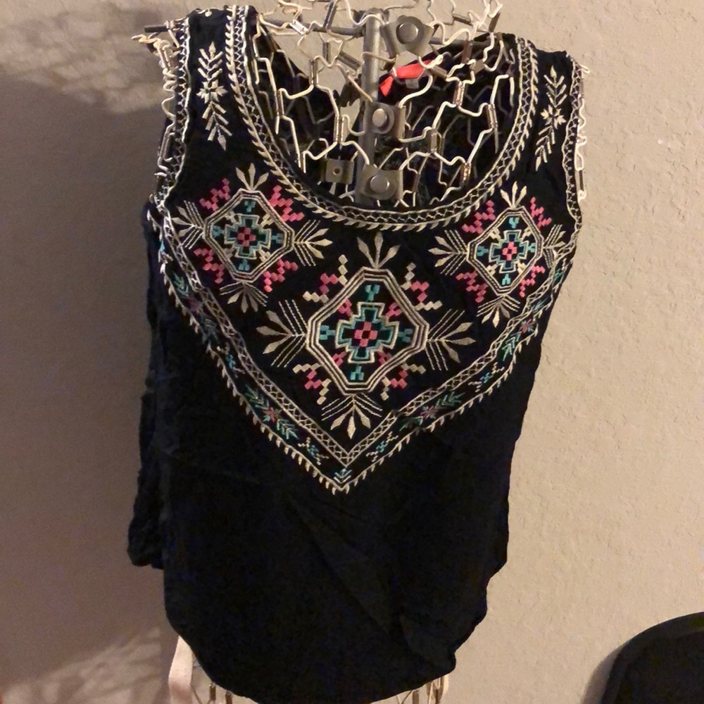 🍃NWOT Cute Lulumari black top with embroidery🍃